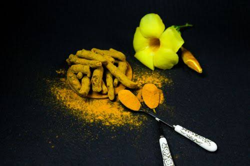 Five turmeric samples ranging from commodity powder to 95 percent standardized curcumin extract arranged by grading tier