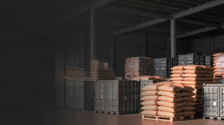 Comparison of small mixed-lot turmeric drums from an auction-mandi exporter beside uniform cooperative-packed export sacks